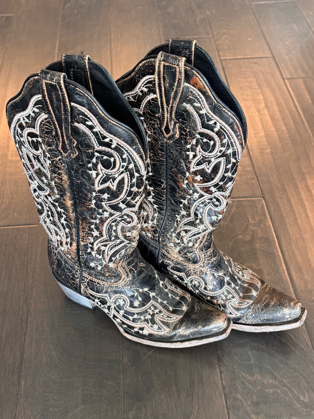 Black Western Embroidered Cowboy Boots - Stylish Western Accent